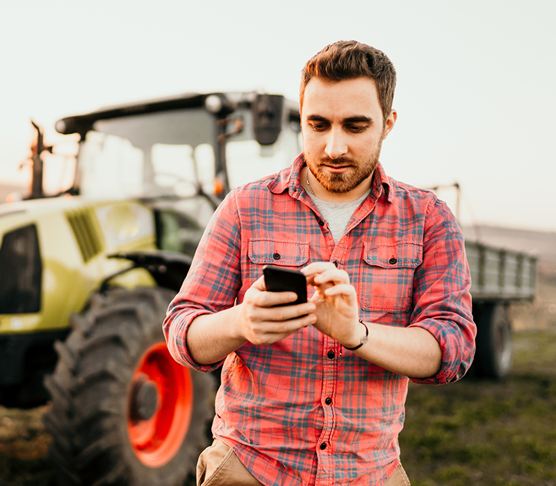 Farmer using Scoular GrainView App